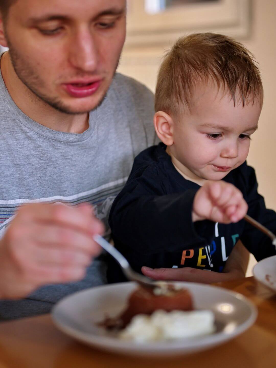 COMENDO BOLO DE CHOCOLATE COM BEBE