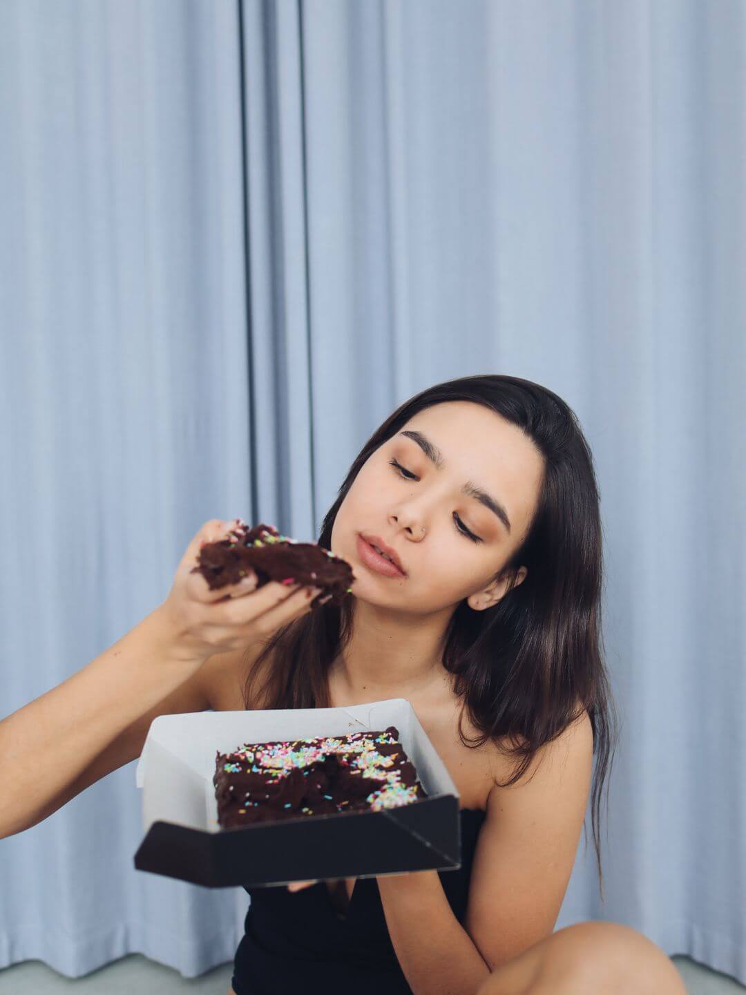 COMENDO BOLOS DE CHOCOLATE