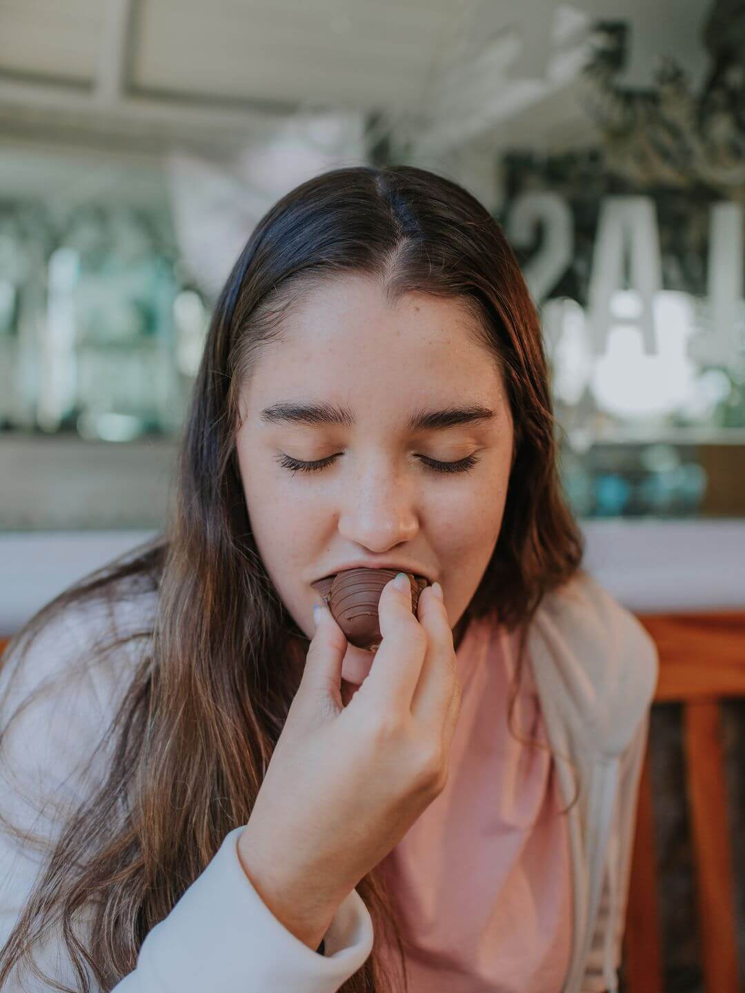 DEGUSTANDO BOLO DE CHOCOLATE
