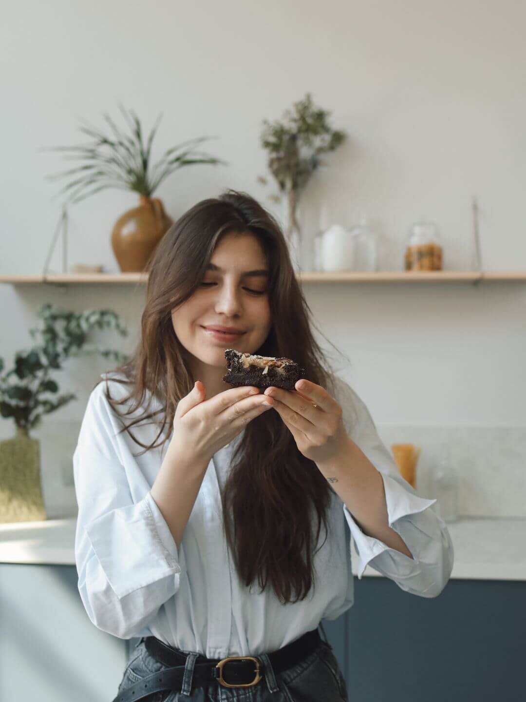 SABOREANDO FATIA DE BOLO DE CHOCOLATE
