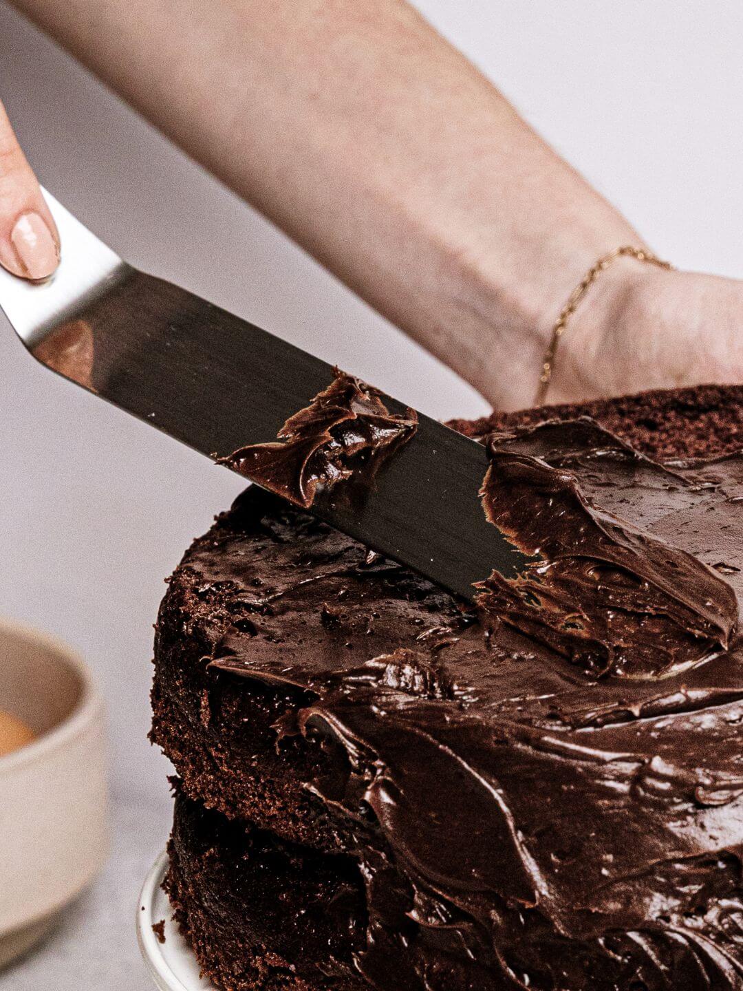 UM PEDACO DE FATIA DE BOLO DE CHOCOLATE 1